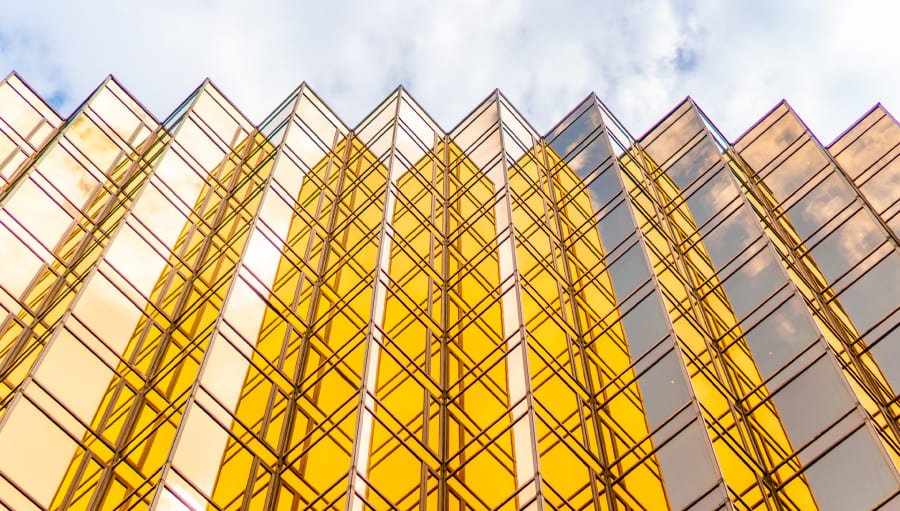 edificio de color amarillo con grande espejos