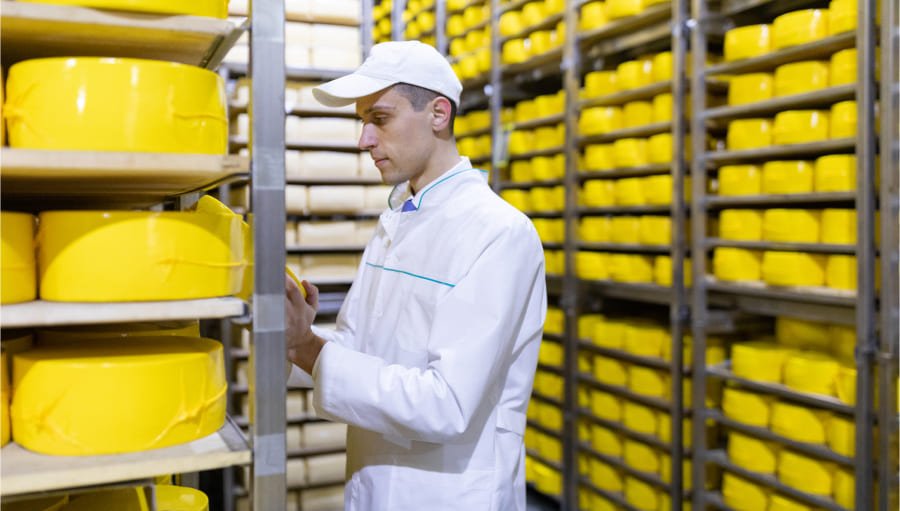 Trabajador en blanco con producción detrás